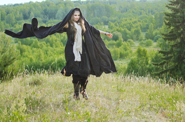 bruxa dançando na montanha careca em plena luz do dia
 - Foto, Imagem