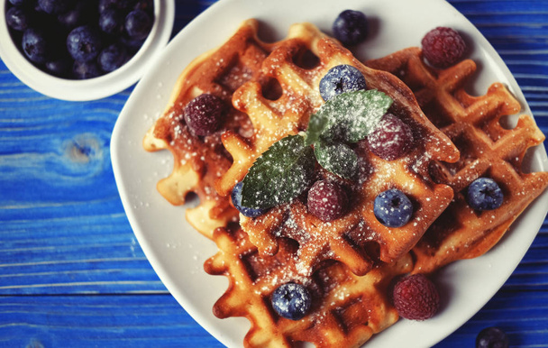 Traditional belgian waffles with fresh berrys and sugar powder   - Foto, Imagem