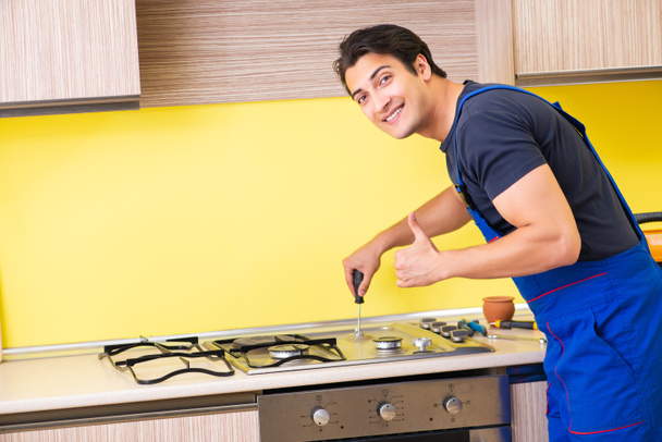 Молодой подрядчик по сборке кухонной мебели - Фото, изображение