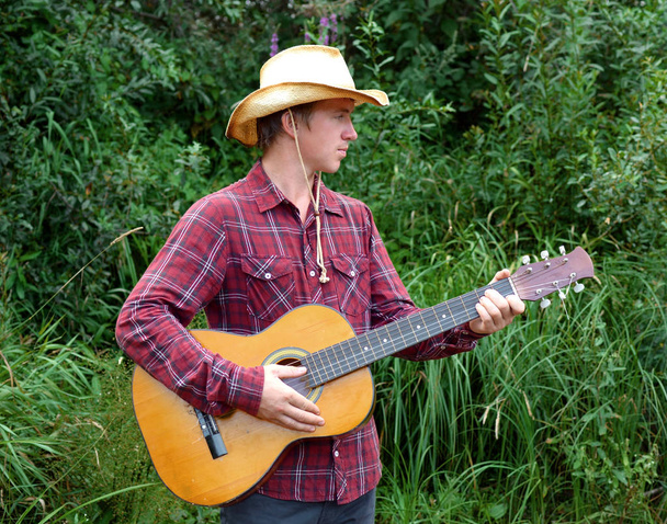 ülke adam gitar çalmak kovboy şapkalı - Fotoğraf, Görsel