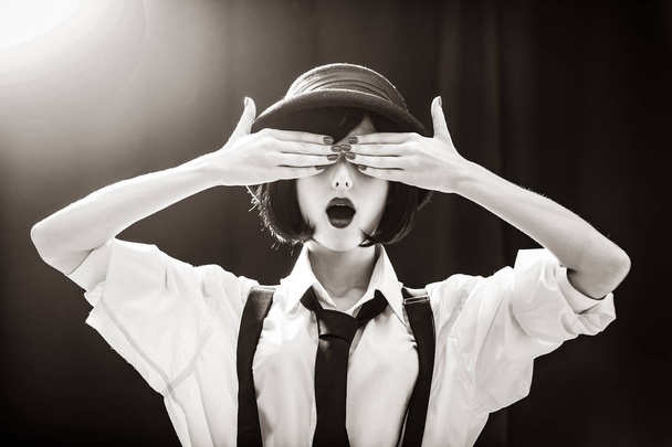 Μόδας κορίτσι μελαχρινή στο καπέλο. Εικόνα σε Παλαιό στυλ μαύρο και χρώμα - Φωτογραφία, εικόνα