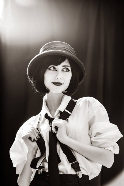 ファッション帽子でブルネットの少女。古いスタイルの黒と色のイメージ - 写真・画像