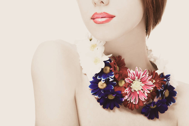Gyönyörű vörös hajú lány virágok fehér háttér - Fotó, kép