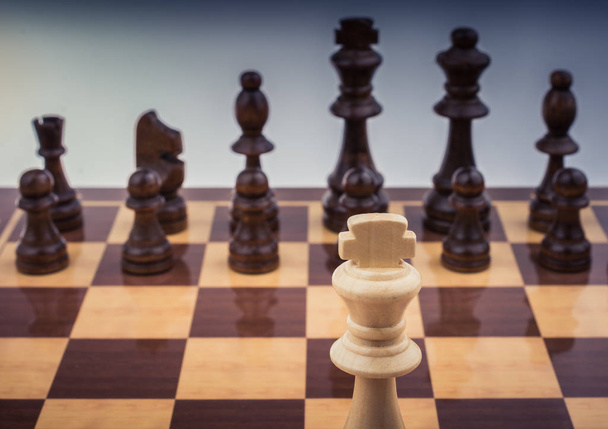 Šachovnice s figurkami na šachovnici - Fotografie, Obrázek