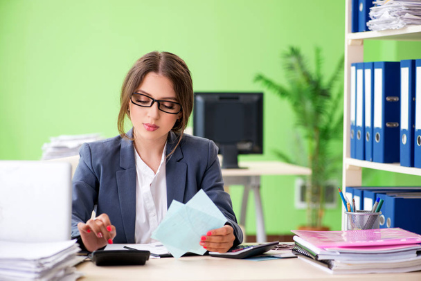 Female financial manager working in the office - Photo, Image
