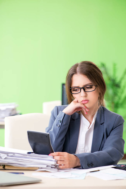 Женщина-финансовый менеджер, работающая в офисе - Фото, изображение