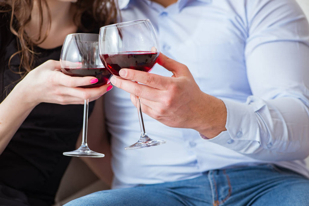 Junges Paar trinkt Wein in romantischem Konzept - Foto, Bild