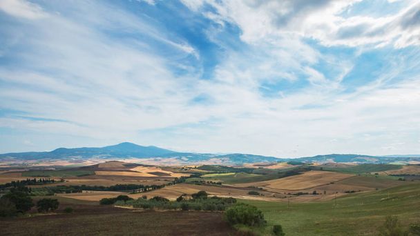 Campos e colinas no coutnryside da Toscana, Itália
 - Foto, Imagem