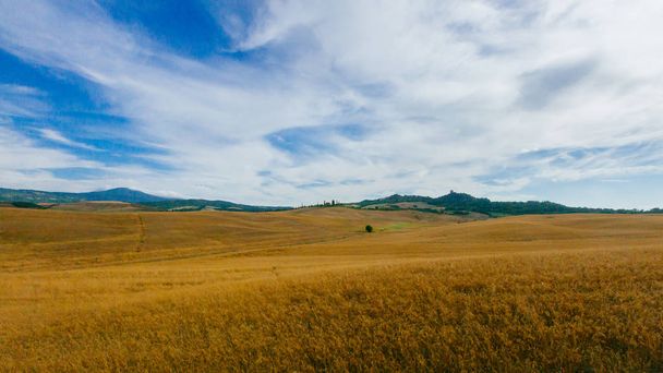 Pole a hory v coutnryside Toskánsko, Itálie - Fotografie, Obrázek