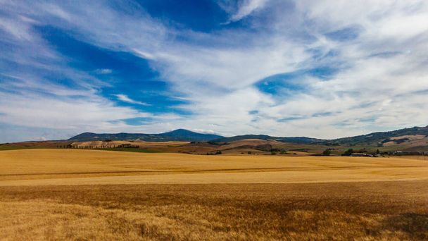 Campos e colinas no coutnryside da Toscana, Itália
 - Foto, Imagem