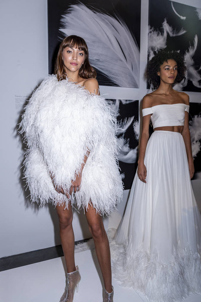 Νέα Υόρκη, Ny, Usa - 6 Οκτωβρίου 2018: Μοντέλο δείχνει μέχρι φορέματα για Atelier Pronovians 2019 για την παρουσίαση κατά τη διάρκεια Νέας Υόρκης νυφικό εβδομάδας στο Studio 525, Μανχάταν - Φωτογραφία, εικόνα