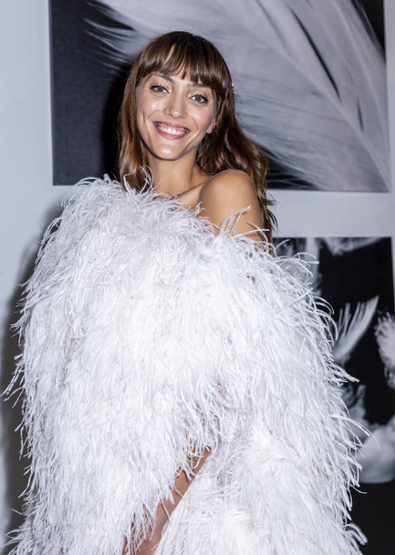 Нью-Йорк, Нью -Йорк, США — 6 жовтня 2018: Модель буде показано сукні для Atelier Pronovians 2019 презентації під час Нью-Йорку тижня люкс в студії 525, Манхеттен - Фото, зображення
