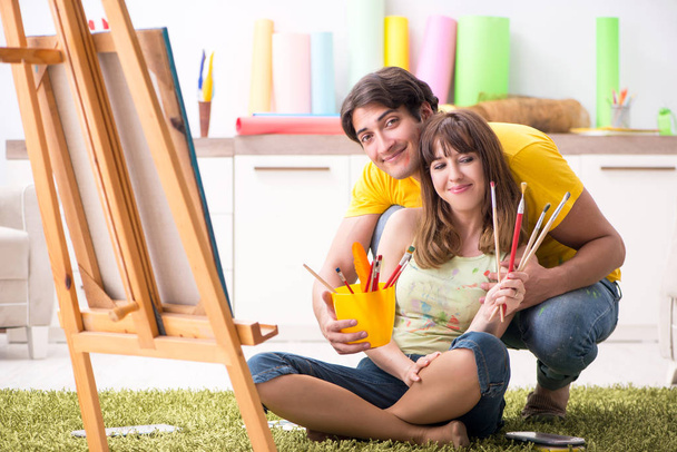Молода пара насолоджується живописом вдома
 - Фото, зображення