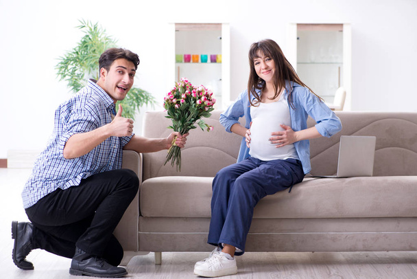 家庭での妊娠を祝う幸せな家族 - 写真・画像