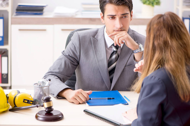 Адвокат розмовляє з клієнтом в офісі
 - Фото, зображення