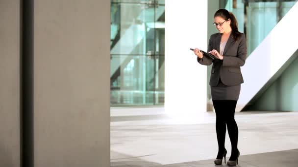 junge Geschäftsfrau mit moderner Technologie - Filmmaterial, Video