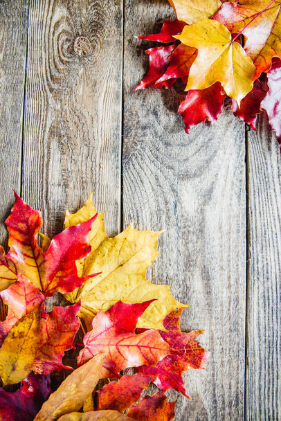 red yellow autumn leaves on wooden background - Foto, Bild