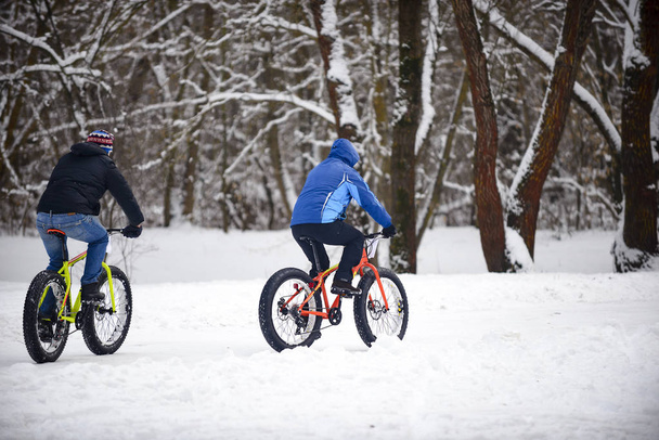 rowerzysta w zimie na rowerze z kołami bardzo szeroki - Zdjęcie, obraz
