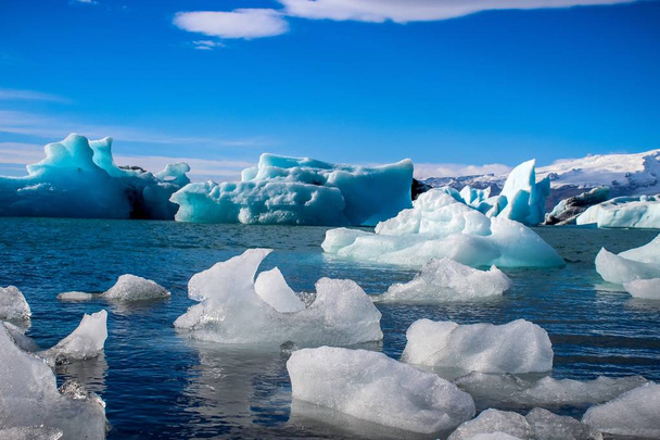 айсберги ледника, плавающие в лагуне Исландии в результате глобального потепления
 - Фото, изображение