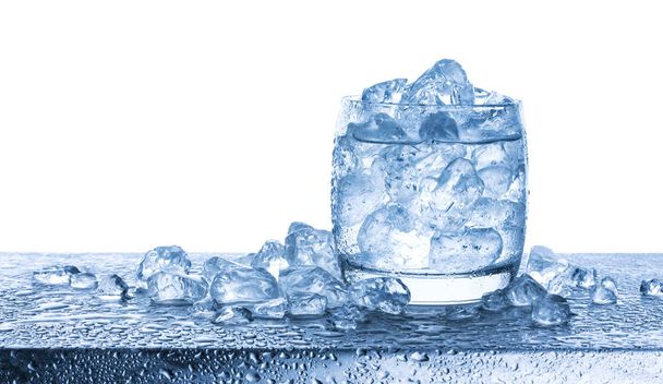 Vízzel vagy zúzott jég kocka üveg fehér háttér - Fotó, kép
