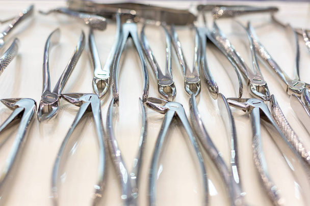 dentální nástroje a vybavení. nad bílým pozadím - Fotografie, Obrázek