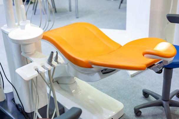 Modern Diş Kliniği, dişçi koltuğu ve diş hekimleri tarafından kullanılan diğer aksesuarları. Diş kavramı - Fotoğraf, Görsel