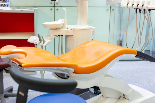 Сучасна стоматологічна клініка, стоматологічний стілець та інші аксесуари, що використовуються стоматологами. Стоматологічна концепція
 - Фото, зображення