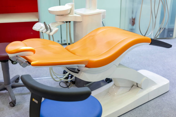現代の歯科医院、歯医者の椅子や歯科医師によって使用される他のアクセサリー。歯科のコンセプト - 写真・画像