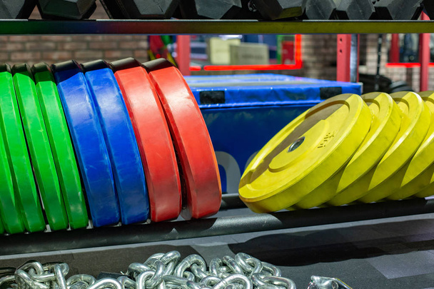 Многоцветные блинчики для бара в спортзале. Тренажерный зал
 - Фото, изображение