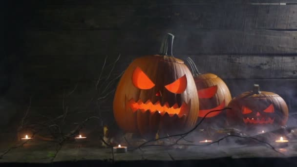 Dynie Halloween głowa jack o lantern i świece w mgle - Materiał filmowy, wideo