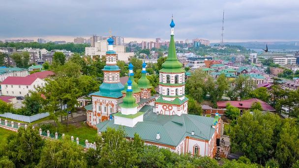 Rosja, Irkuck. Kościół protestancki kościół Świętego Krzyża, Kościół prawosławny, od Dron   - Zdjęcie, obraz