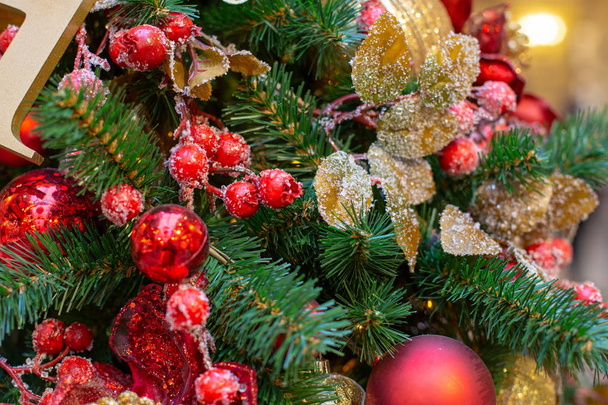 Primo piano sulla decorazione dell'albero di Natale su sfondo festivo - Foto, immagini