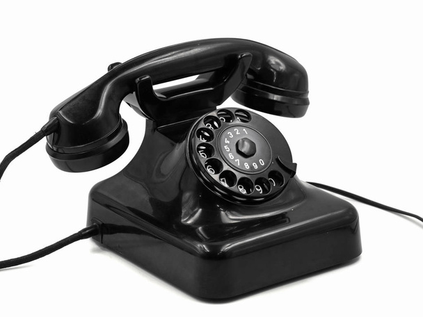 vieux téléphone vintage cadran rotatif noir isolé sur fond blanc, téléphone bakélite rétro
 - Photo, image