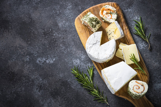 Plateau de fromage sur table en pierre sombre
. - Photo, image