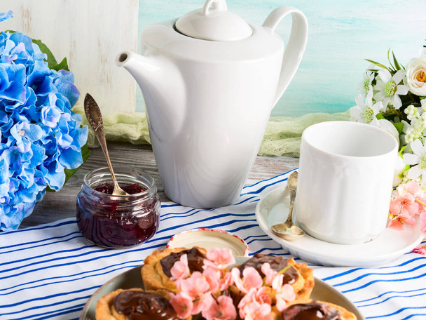 Śniadanie stół ustawienie z naczynia biały kwiat - Zdjęcie, obraz