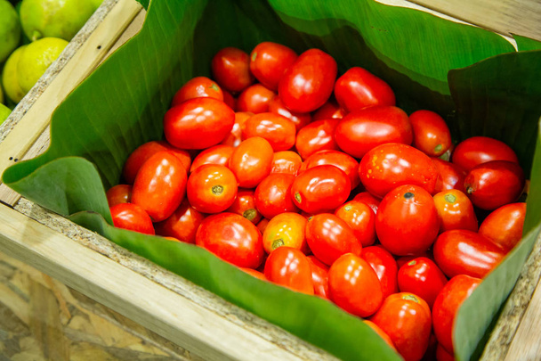 Tomates rouges dans une boîte à vendre en Thaïlande Marché
. - Photo, image