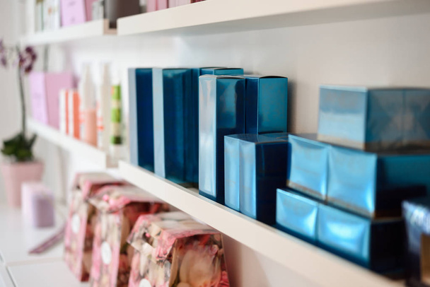 Yüz kremi, kremleri, şampuan ve saç tedavi mağaza ile kozmetik bölüm - Fotoğraf, Görsel