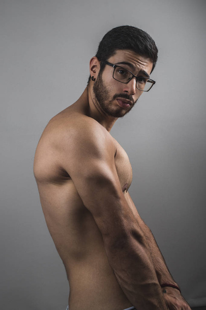 Muscular young man posing with definition - Fotoğraf, Görsel