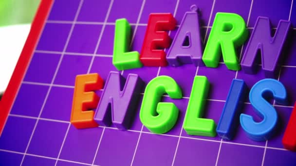 Englisch lernen Alphabet auf Magneten Buchstaben - Filmmaterial, Video