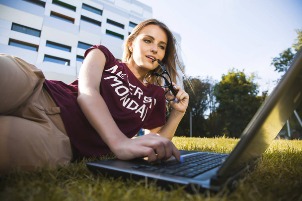 Student Woman Typing On The Laptop - Fotoğraf, Görsel