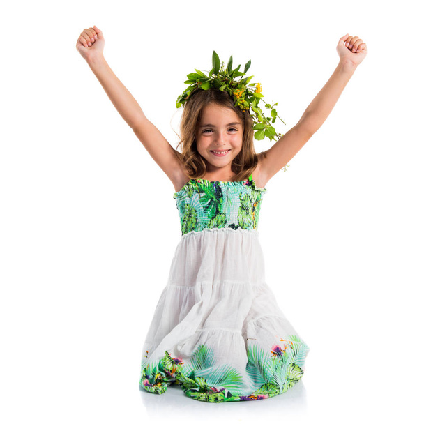 Gelukkige schattig meisje met kroon van bloemen - Foto, afbeelding