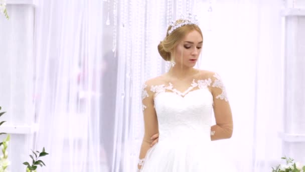 girl demonstrates the image of the bride at a wedding exhibition - Footage, Video