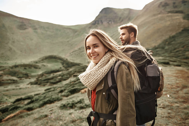 Long haired woman looking happy while traveling with boyfriend - Foto, immagini