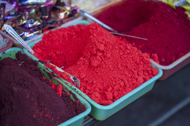 Polvos de especias de la India en el mercado público de verduras
 - Foto, Imagen