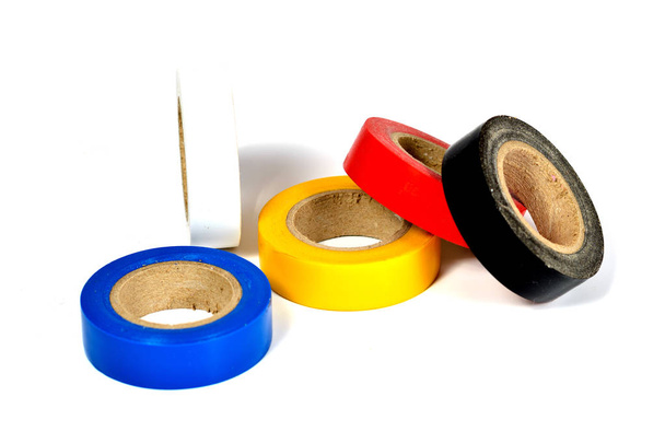 Diverse spoelen van gekleurde tape (isolerend tape) op witte achtergrond - Foto, afbeelding