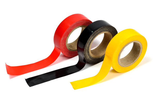 Diverse spoelen van gekleurde tape (isolerend tape) op witte achtergrond - Foto, afbeelding