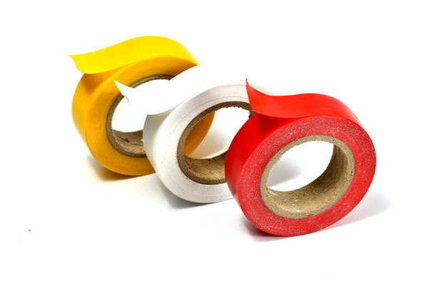 Varias bobinas de cinta de color (cinta aislante) sobre fondo blanco
 - Foto, Imagen