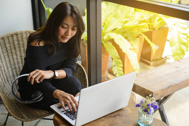 Bir kafede dizüstü bilgisayar ile çalışan serbest kadın - Fotoğraf, Görsel