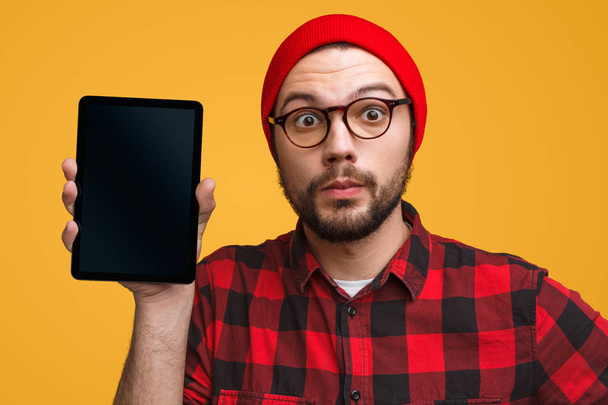 Funny man demonstrating tablet - Foto, afbeelding
