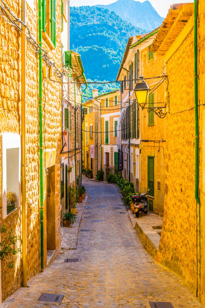 Úzká ulice španělská vesnice Fornalutx na Mallorc - Fotografie, Obrázek
